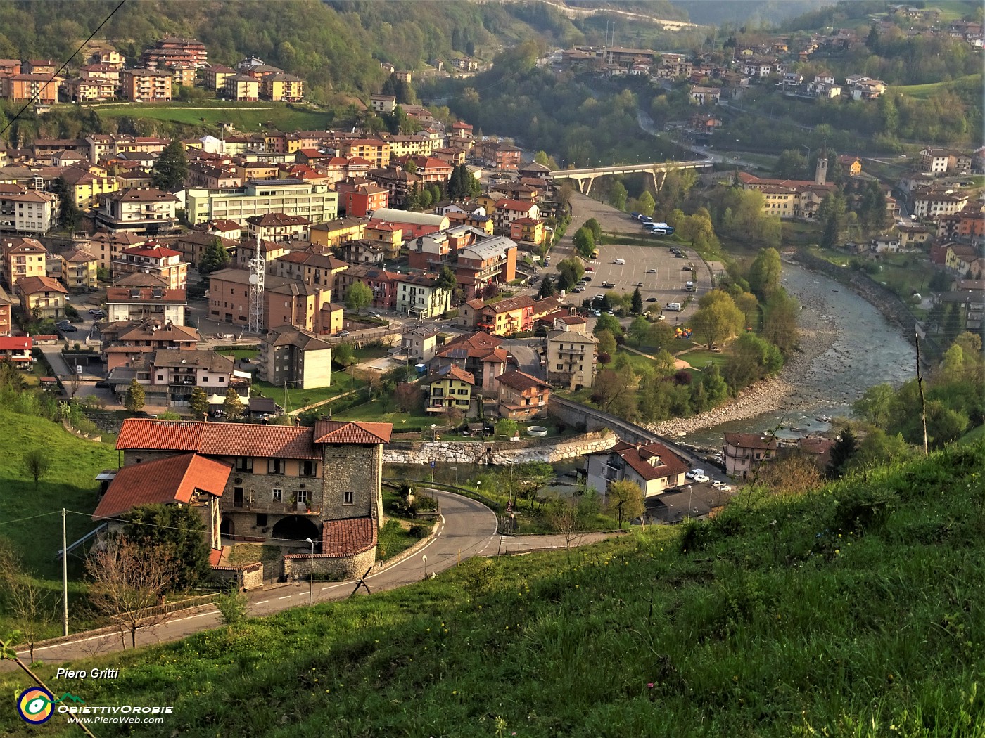 13 Salendo al roccolo della Corna ci godiamo bella vista su Zogno col Brembo .JPG
